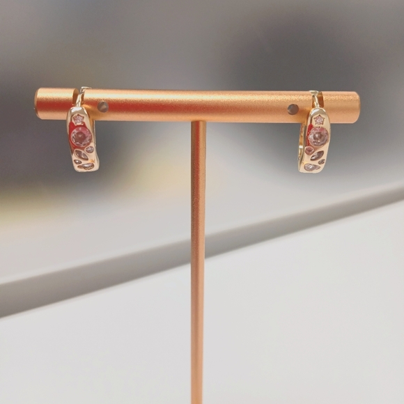 Pretty Bird Jewelry - 18k Gold Plated Elegant Gold Huggie Snap Back Earrings Nwot Pretty Bird